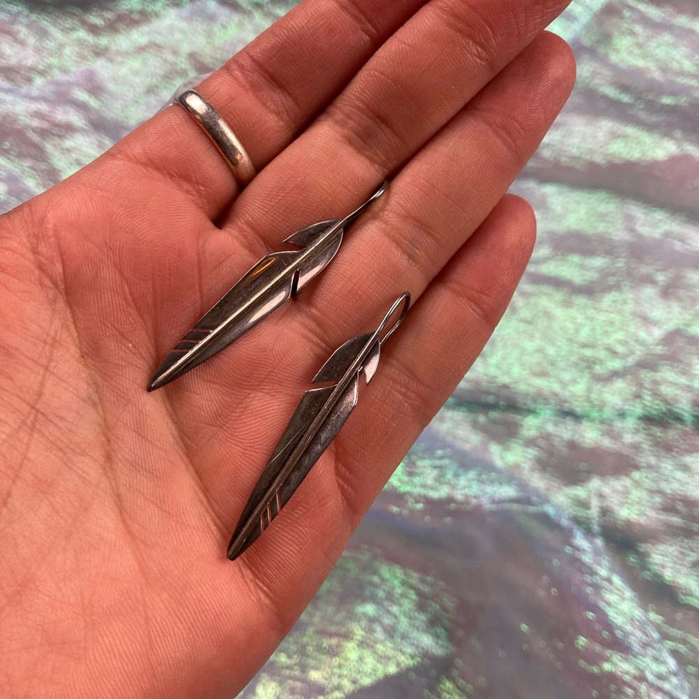 ✨Sterling silver dainty 90s feather earrings✨